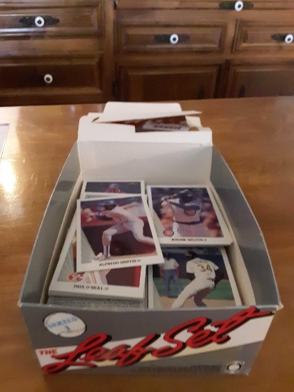 1990 Leaf baseball cards loose approximately 200 +