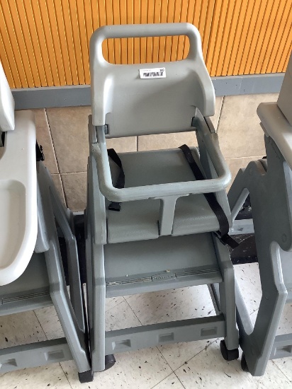 Rubbermaid rolling booster seat