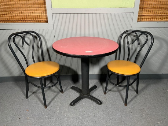 Round table & 2 chairs