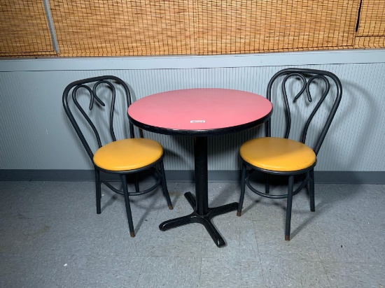 Round table & 2 chairs