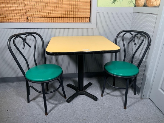 Round table & 2 chairs