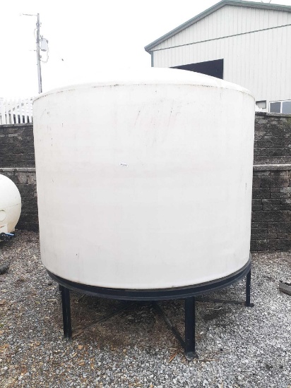 1700 gallon poly tank on Saddle