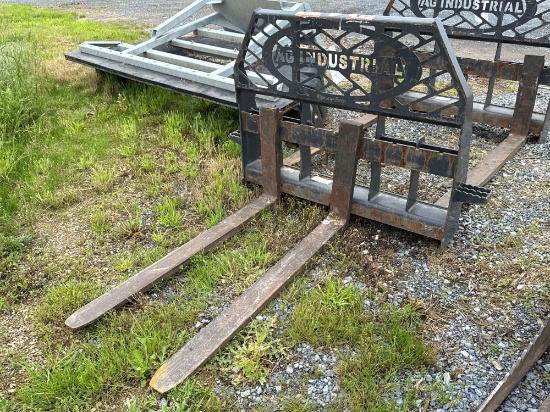 2017 AG industrial quick attach 5500 lb pallet forks