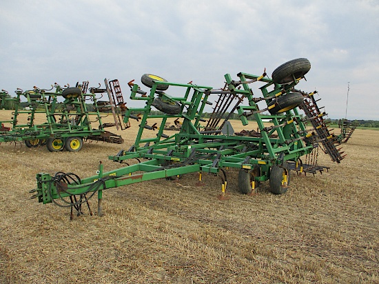 JD 960 24' C-shank Field Cultivator w/ 5-bar Flex Harrow