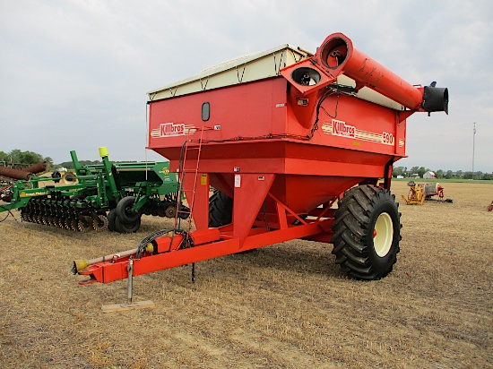 KB 590 Corner Discharge Grain Cart