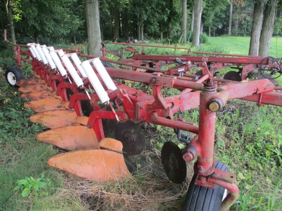 IH 720 7X18" AR ON LAND PLOW