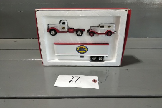 1/43 SCALE HWI METAL SEMI WITH TRAILER AND CAR