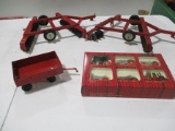 4 PC WHITE OFFSET DISC (BROKEN BLADES) SMALL TRAILER, ERTL IH HISTORICAL TOY TRACTOR SET