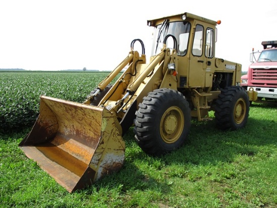 VOLVO 70 END LOADER w/ 8' BUCKET