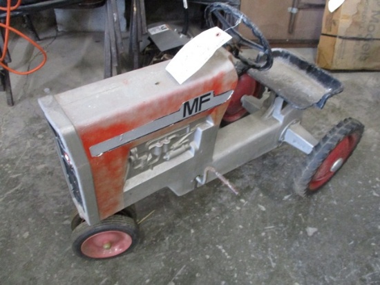 OLD MASSEY 1100 PEDAL TRACTOR