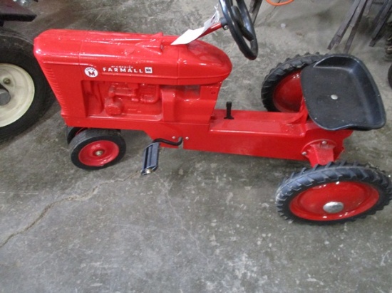 FARMALL SUPER M PEDAL TRACTOR