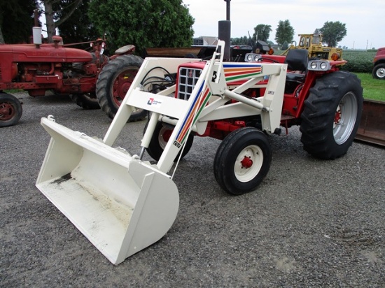 IH 674 DIESEL TRACTOR w/ DUNHAM LOADER
