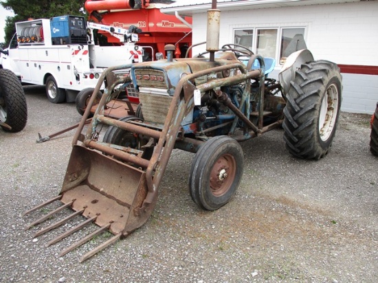 FORD 4000 TRACTOR w/ BUCKET LOADER