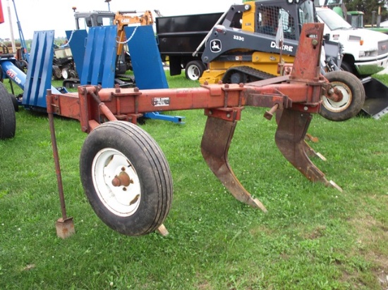 IH 5 SHANK V-PLOW