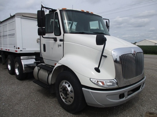 2004 IH 8600 DAY CAB SEMI TRACTOR