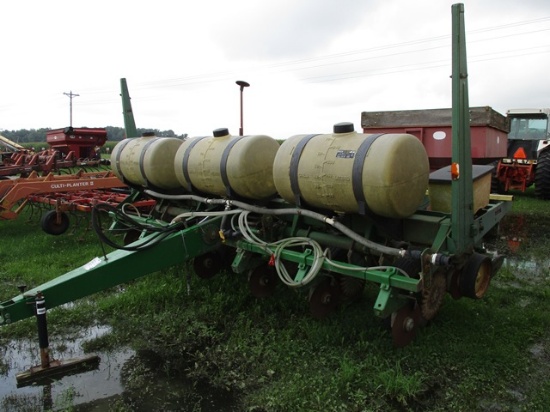 JD 7000 6 ROW PLANTER