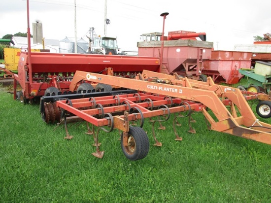 C/IH 5400 15' DRILL w/ UM CULTIPLANTER