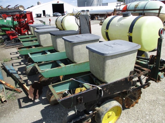 JD 7100 7 ROW NT PLANTER