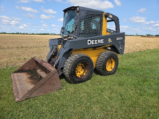 JD 320 D SKIDLOADER w/ 72" BUCKET