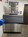 Scotsman ice maker w/lge storage bin