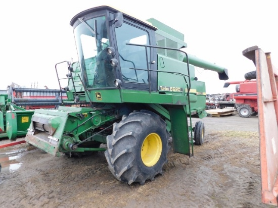 John Deere 6620 Combine