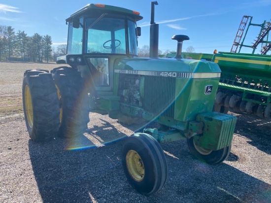John Deere 4240