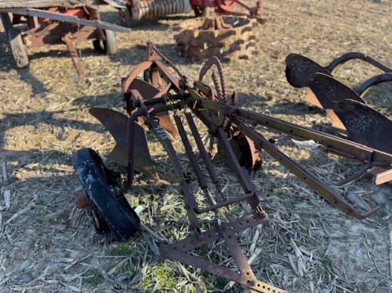 IH 2 BOTTOM PULL PLOW