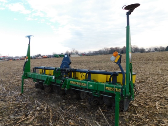JOHN DEERE 1700 6 ROW 30" PLANTER