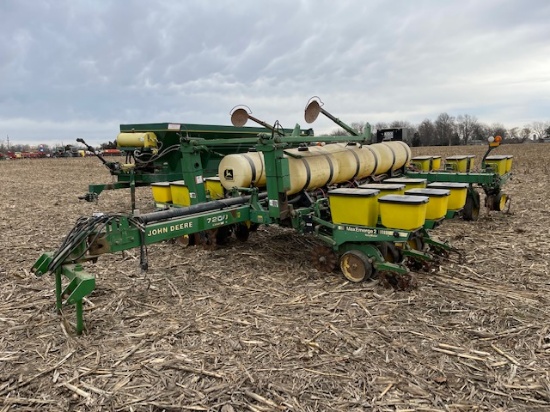 JOHN DEERE 7200 12 ROW 30" PLANTER