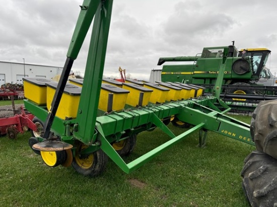 JD 7000 8 ROW 30 INCH PLANTER
