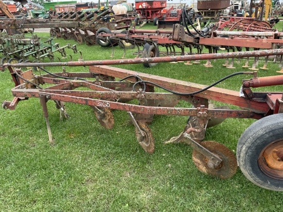 IH 540 4 BOTTOM SEMI MOUNTED PLOW