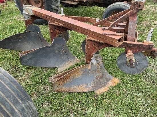 INTERNATIONAL 3 BOTTOM PLOW