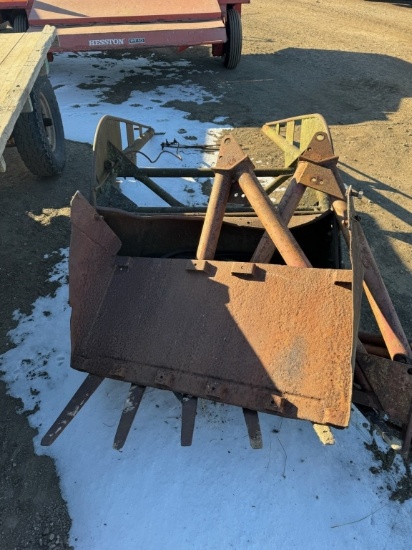 LOADER - FITS A FARMALL TRACTOR