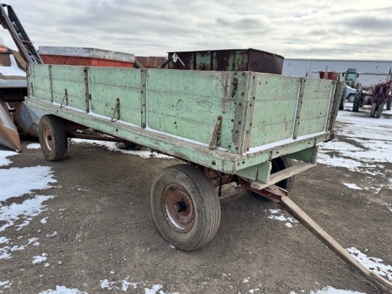 FLAT BED WAGON WITH HOIST