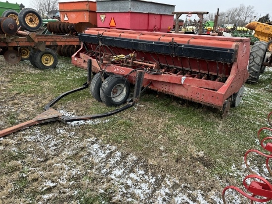 INTERNATIONAL 6200 GRAIN DRILL WITH BLACKBOX GRASS SEEDER
