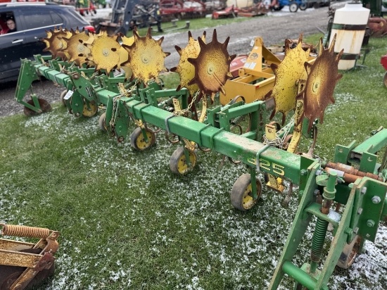 JD 825 CULTIVATOR