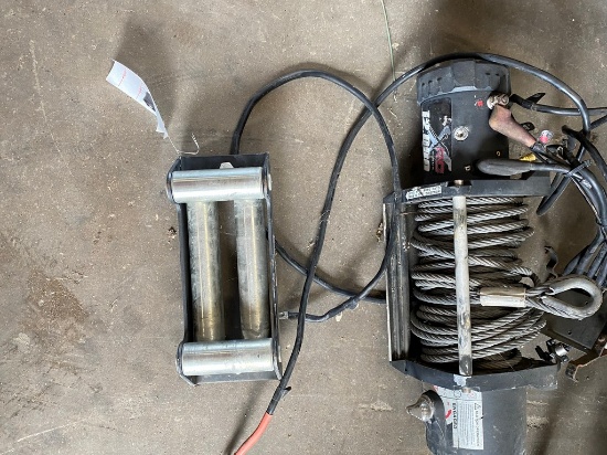 RC Winch 12,000 lb works and comes with new winch remote please
