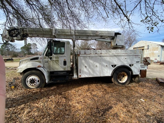 2005 International 4300 DT466 with Altec crane bed/service truck bed vin#188746 non running has titl