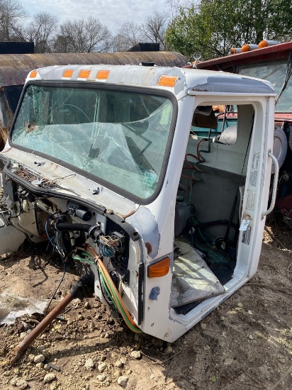 99' International 4900 cab