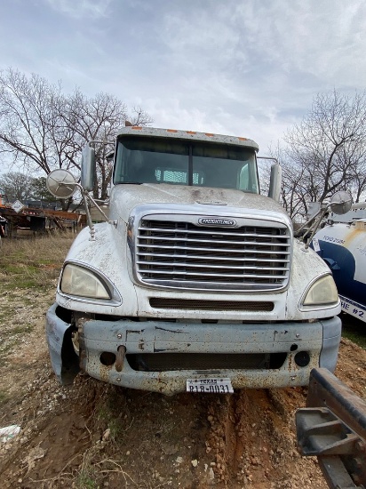 2007 Freightliner Columbia 8 speed CAT Diesel Engine with winch truck bed non running has title