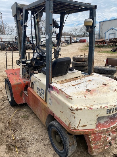 Nissan Model 60 Gas powered forklift  runs & operates with side shift