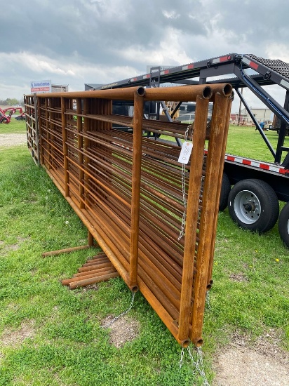 10-24ft Free standing pannels one with a gate