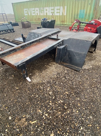Single wheel custom bed with gooseneck hitch