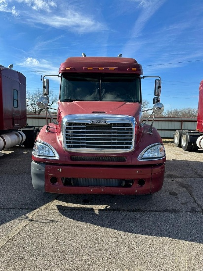 2005 Freightliner Runs & Drives motor is Cat C15 10 Speed miles show 860,682