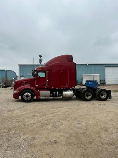 2014 Peterbilt runs & drives shows 975806 miles 10 speed