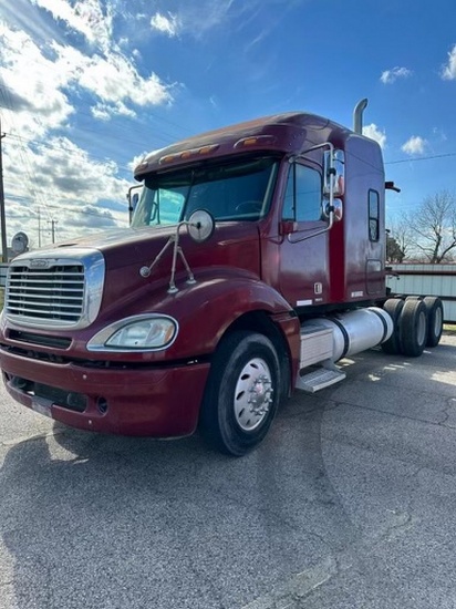 2005 Freightliner runs & drives Motor is Cat C15 10 speed shows 645614 miles