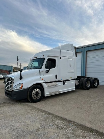 2013 Freighliner Cascadia  DD15 Motor 10 speed transmission, runs & drives clean title