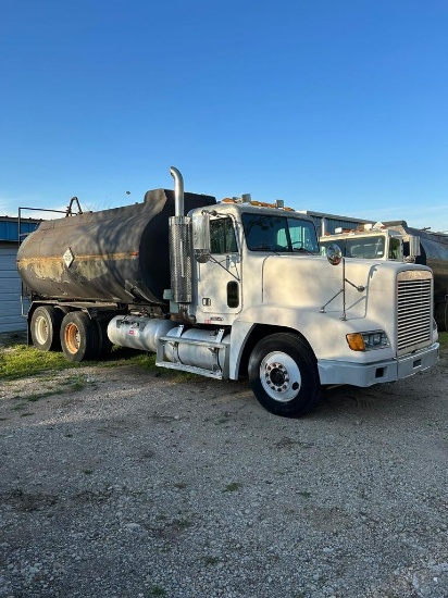 1998 Freightliner Tanker truck shows 609930.9 miles runs good