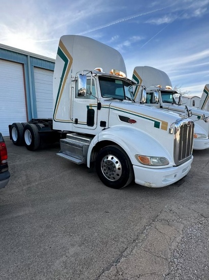 2013 Peterbilt 385 Daycab Shows 698K miles 10 speed trans runs & drives Clean title