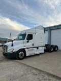 2013 Freighliner Cascadia  DD15 Motor 10 speed transmission, runs & drives clean title